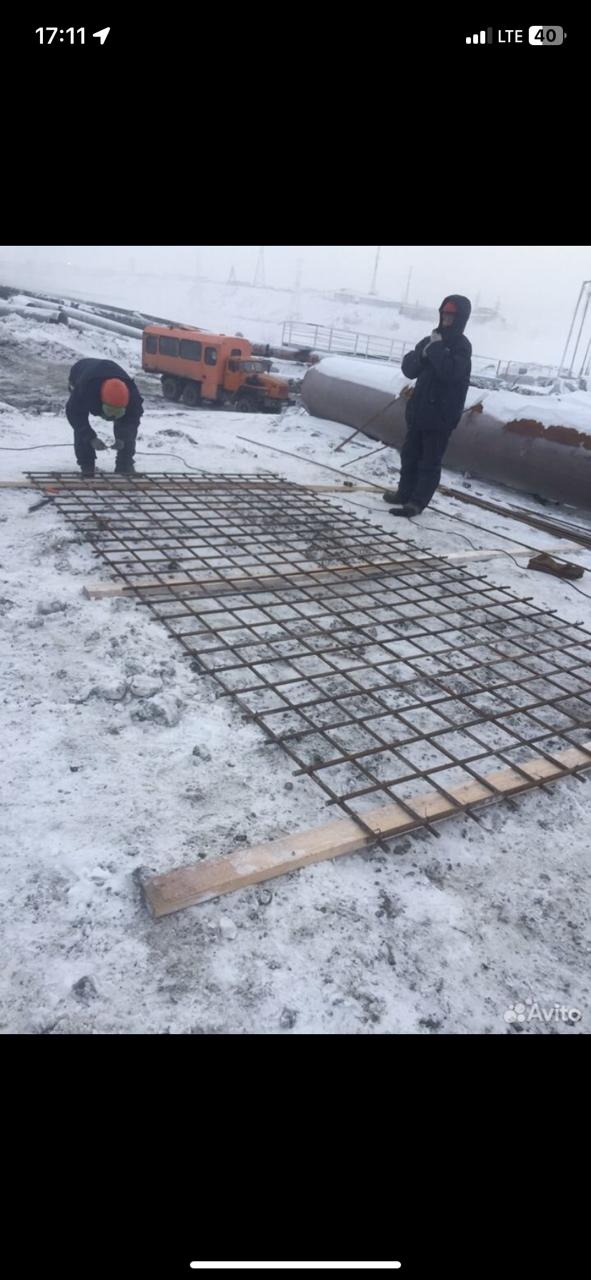 Вязка арматурной сетки фундаментной плиты на площадке